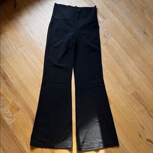 Athleta salutation stash flare pant